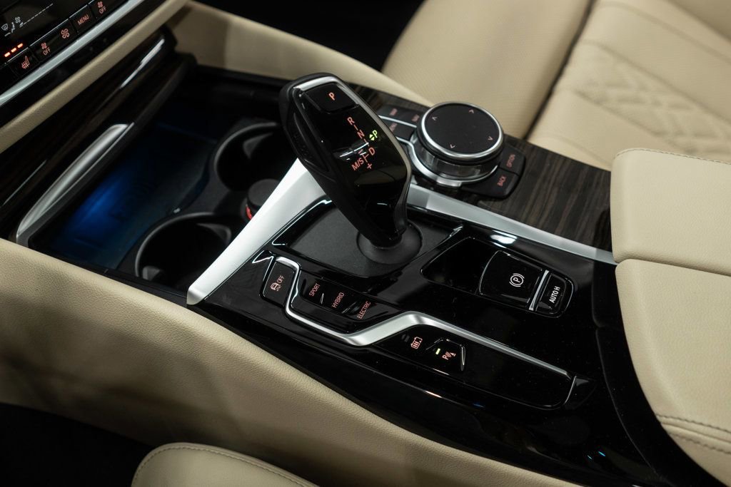 Used 2023 BMW 530e xDrive w/ Premium Package image 17