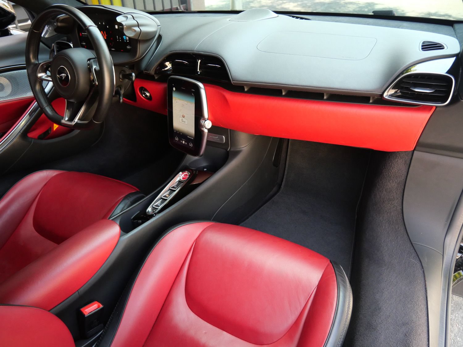 Used 2023 McLaren Artura RWD image 9