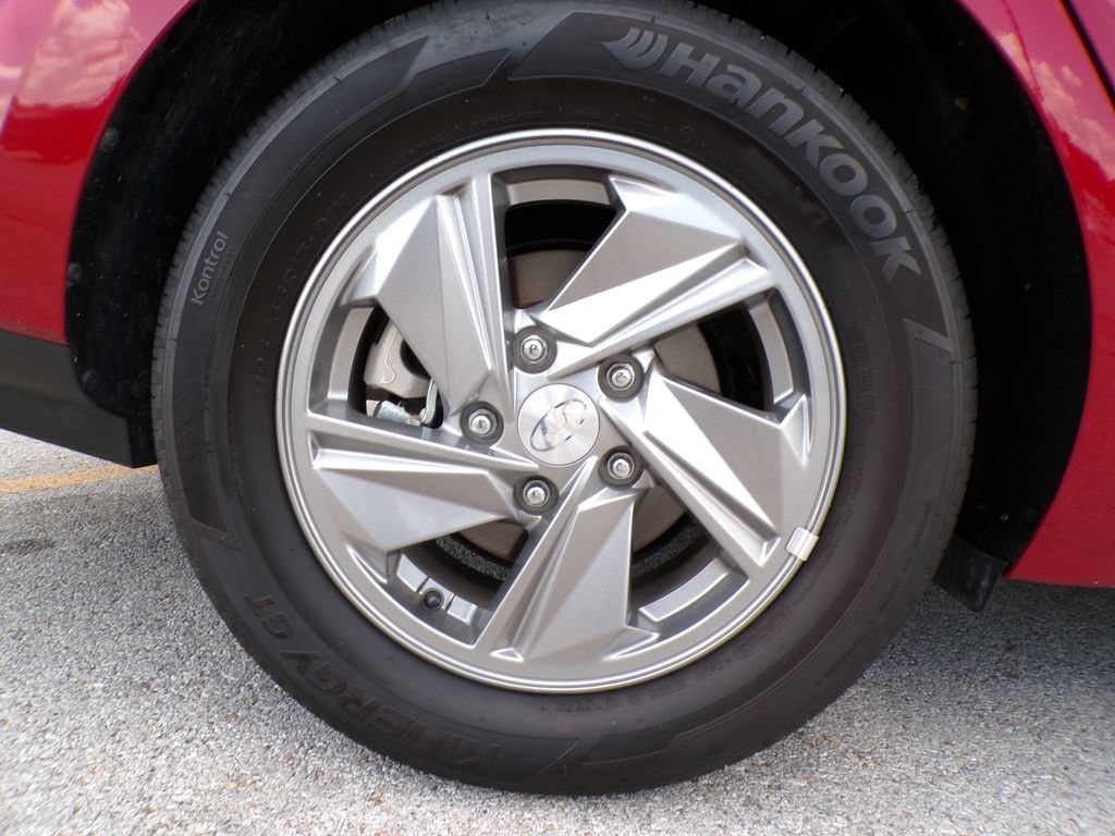 Certified 2025 Hyundai Elantra SE FWD image 21