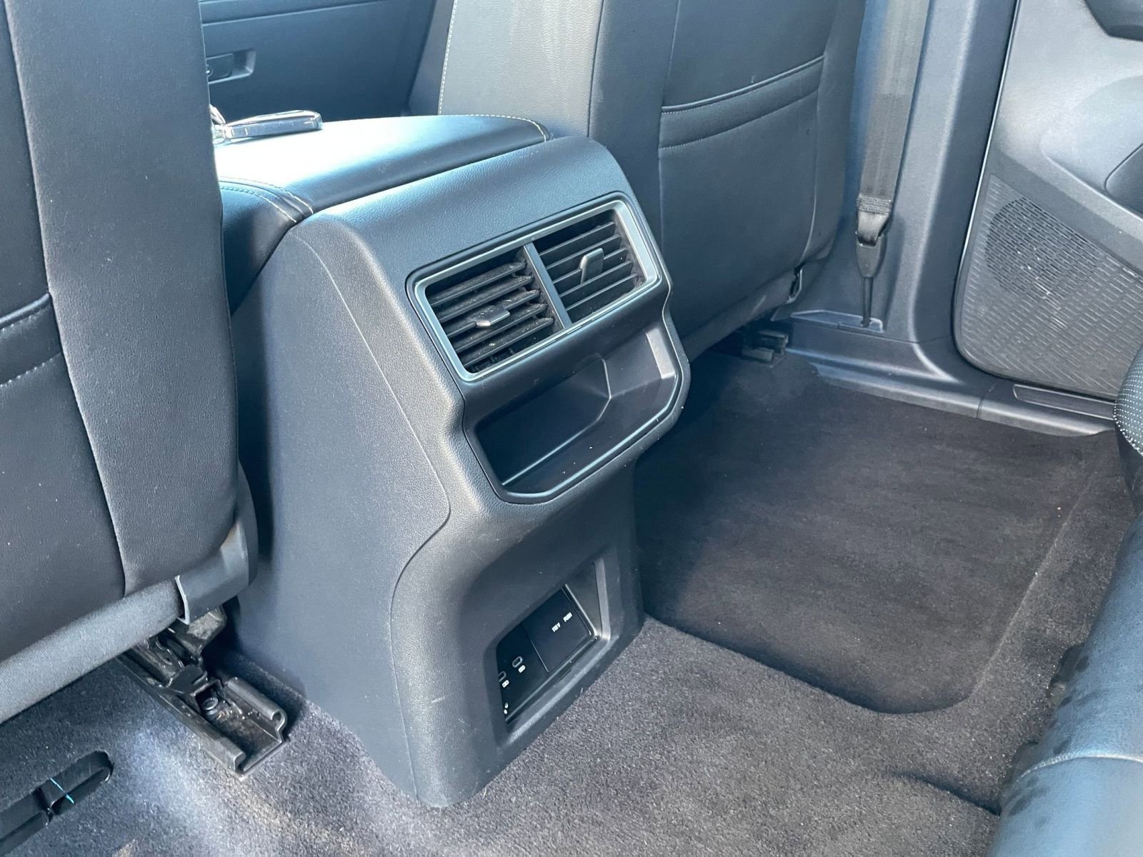 Used 2025 Volkswagen Atlas Cross Sport SE image 25