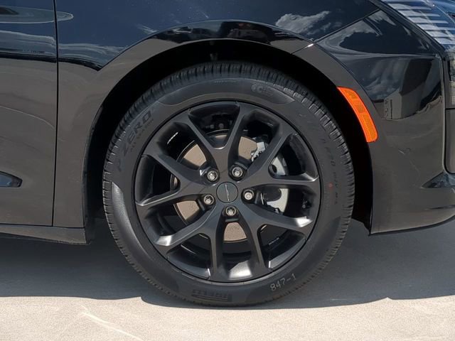 New 2027 Chrysler Pacifica Limited FWD image 11