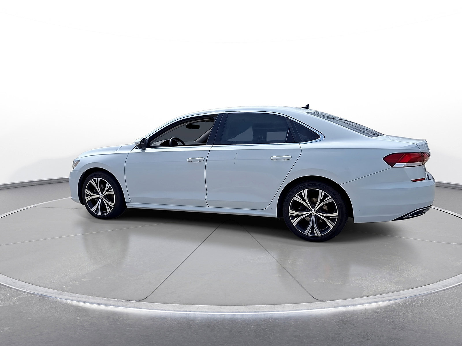 Used 2021 Volkswagen Passat 2.0T SE FWD image 5