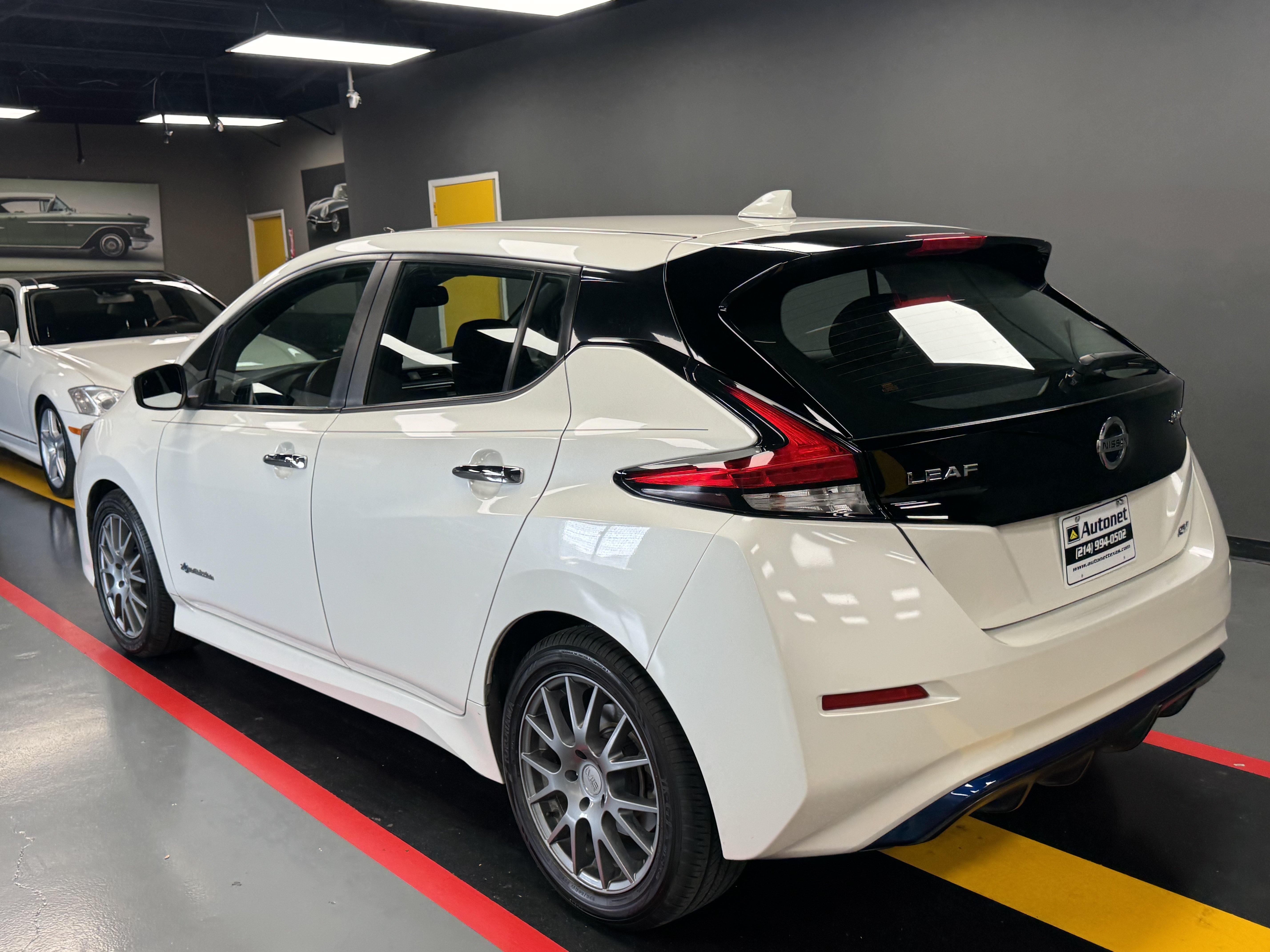 Used 2018 Nissan Leaf SV w/ SV Technology Package FWD image 4