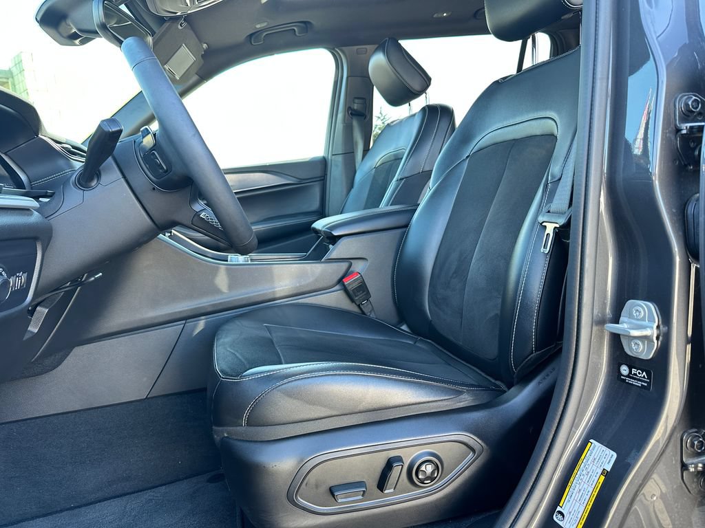 Used 2023 Jeep Grand Cherokee L Altitude AWD/4WD image 13