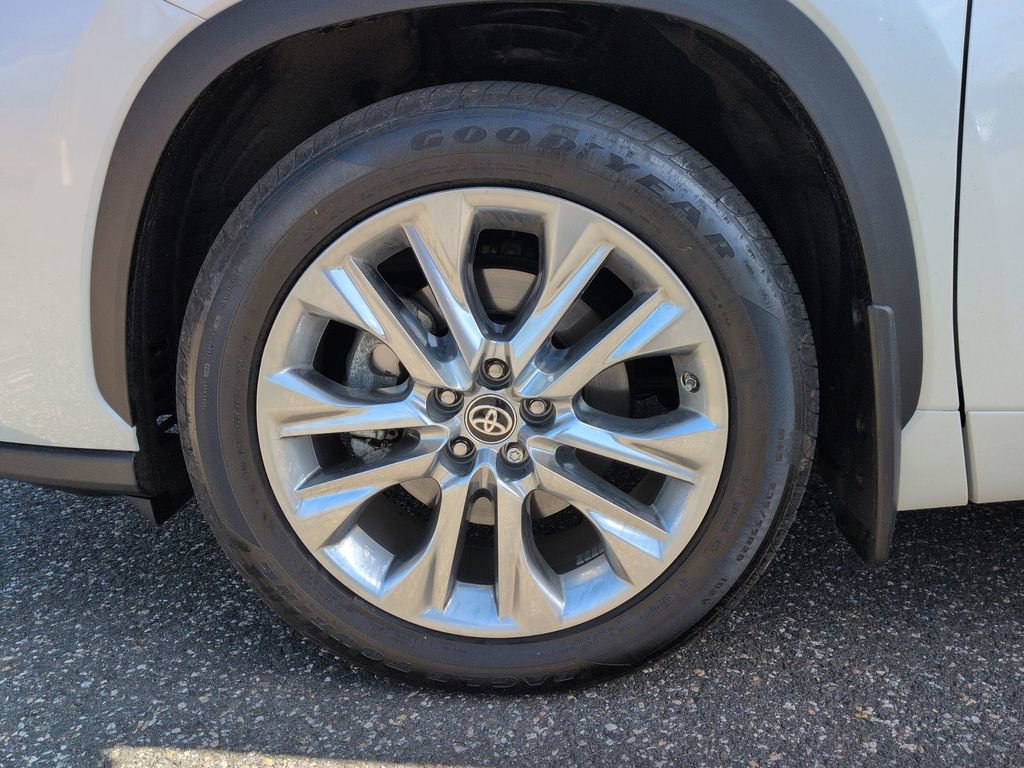 Used 2024 Toyota Highlander Limited AWD/4WD image 30