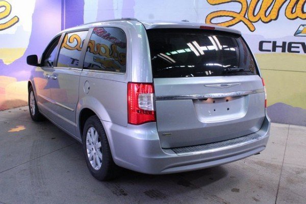 Used 2016 Chrysler Town & Country Touring image 5