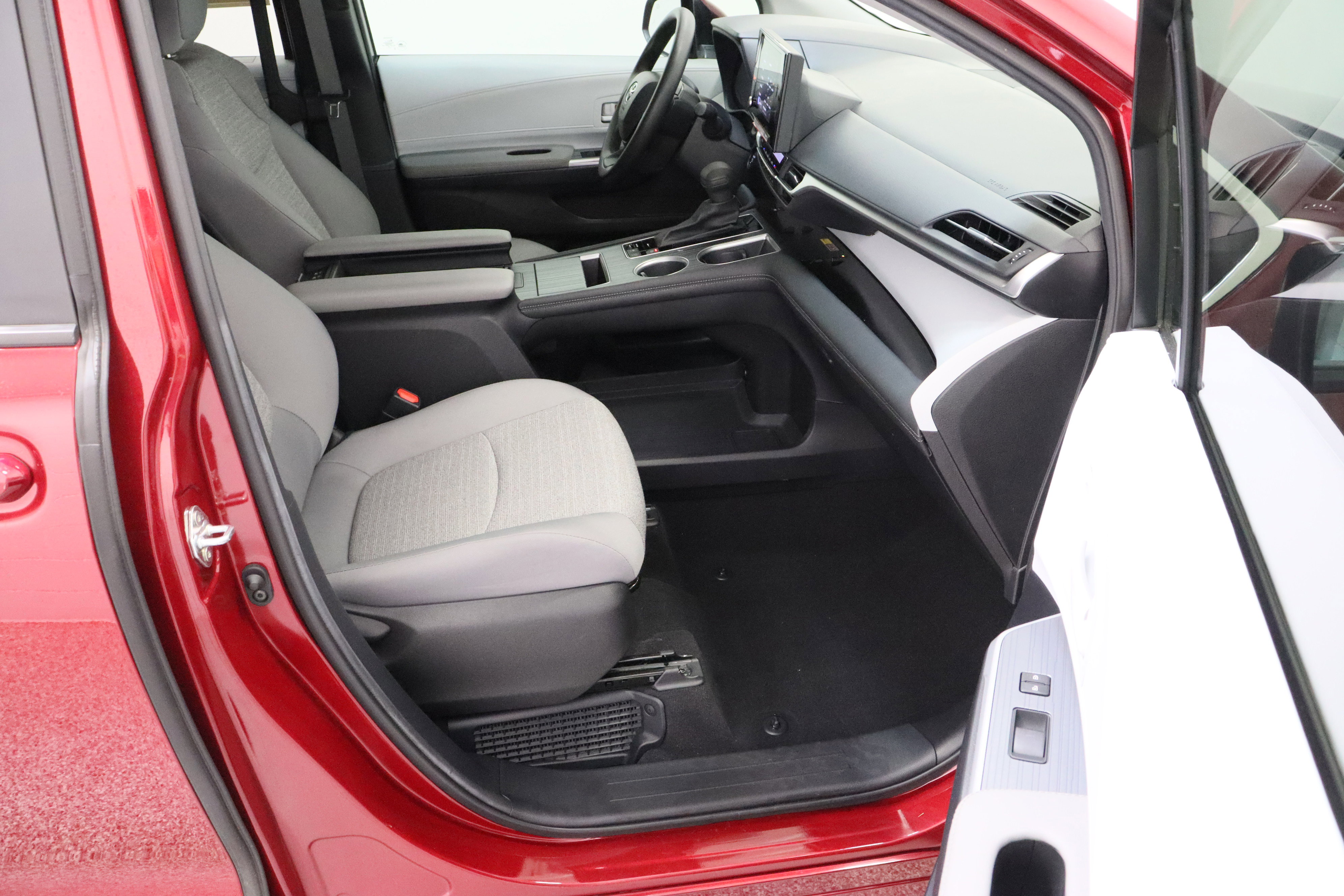 Used 2025 Toyota Sienna LE image 36