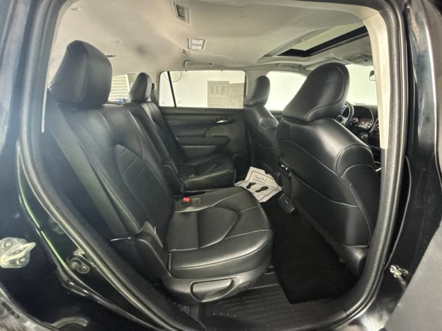 Used 2023 Toyota Highlander XLE AWD/4WD image 29