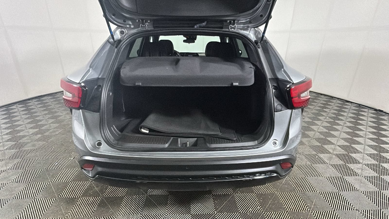 Used 2024 Chevrolet Trax RS w/ Sunroof Package FWD image 30