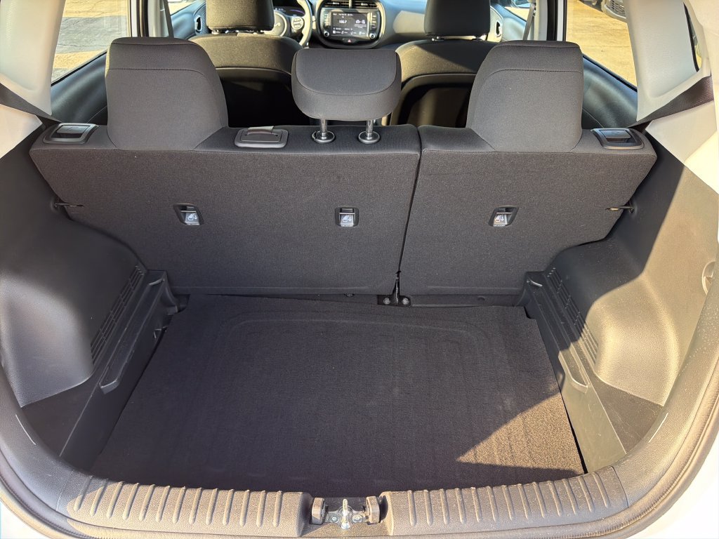 Used 2025 Kia Soul LX w/ LX Technology Package FWD image 23