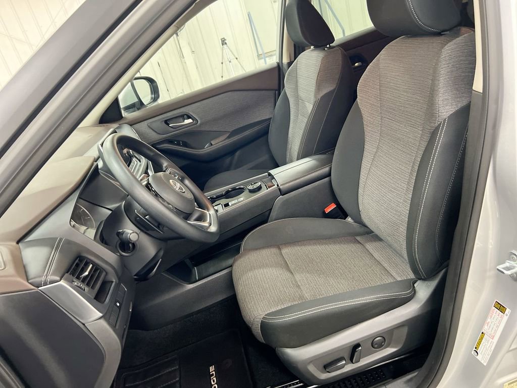 Used 2023 Nissan Rogue SV image 18