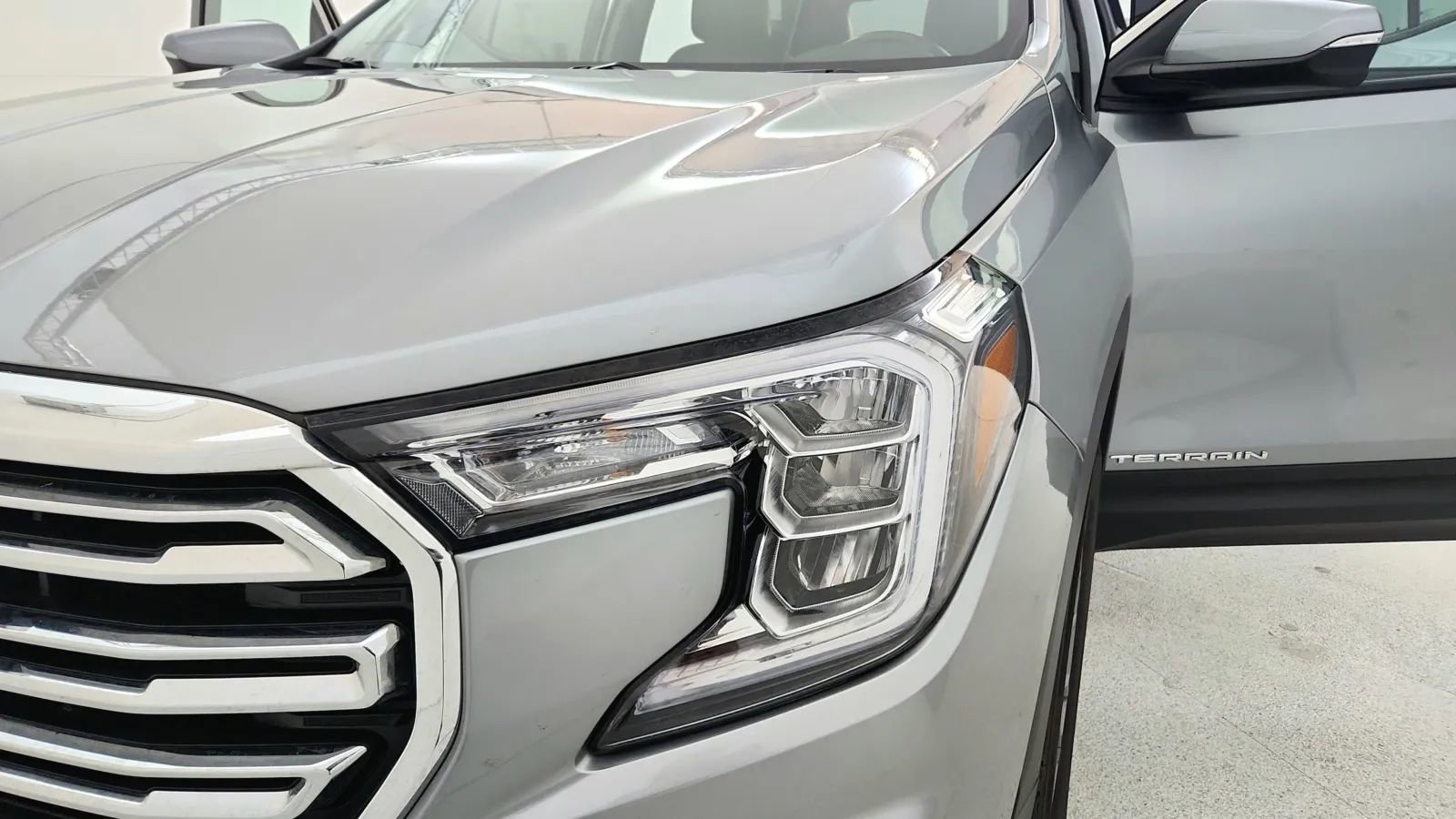 Used 2023 GMC Terrain SLT image 14