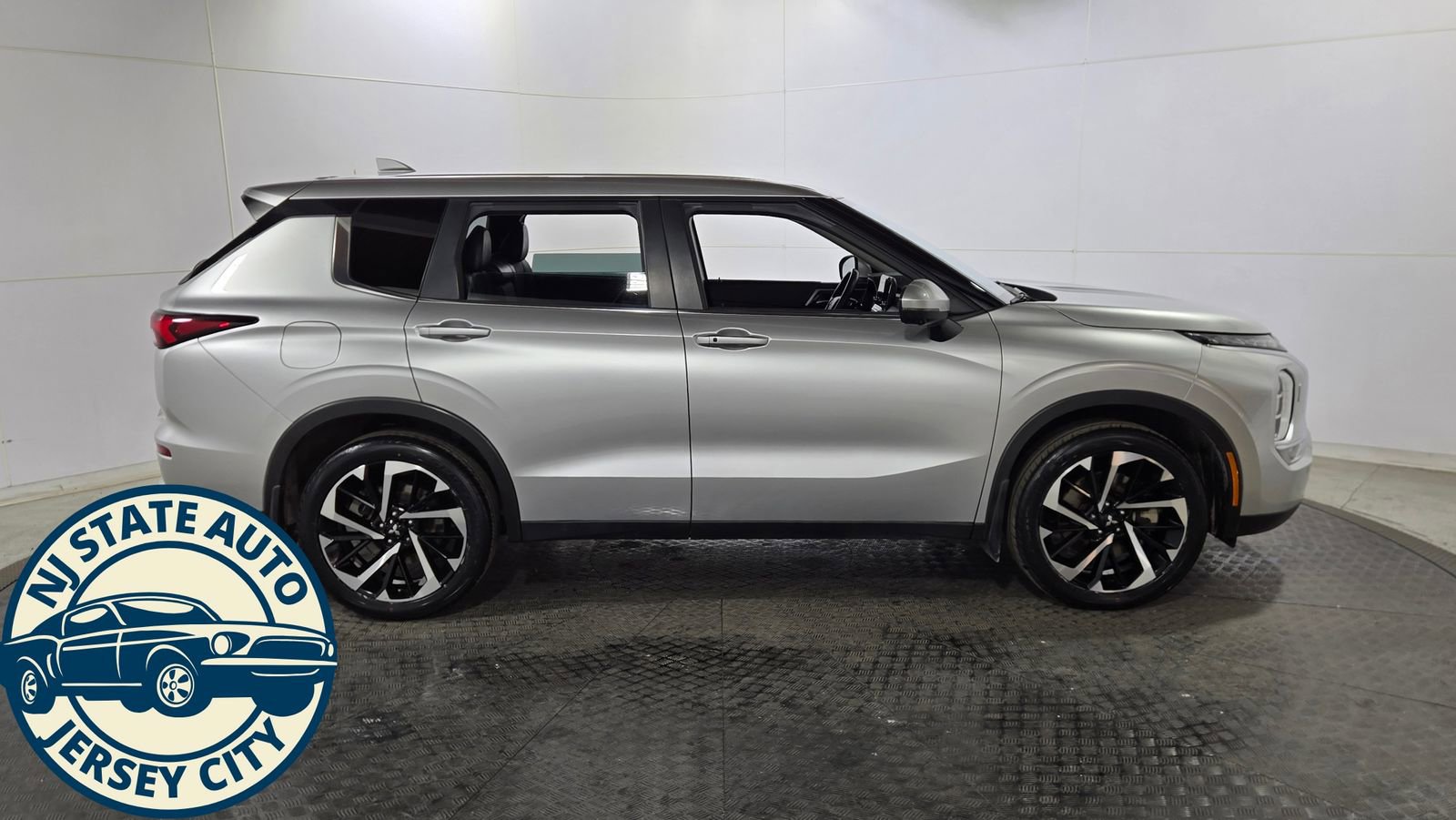 Used 2023 Mitsubishi Outlander SE image 8