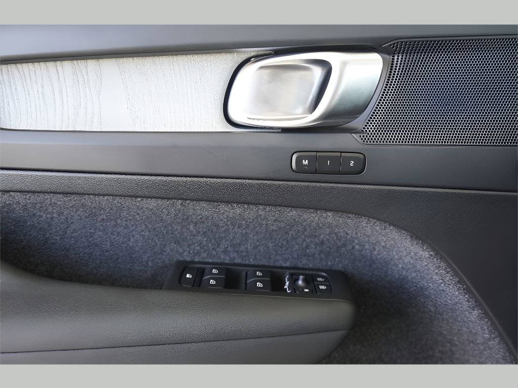 New 2025 Volvo XC40 B5 Core w/ Protection Package Premier image 10