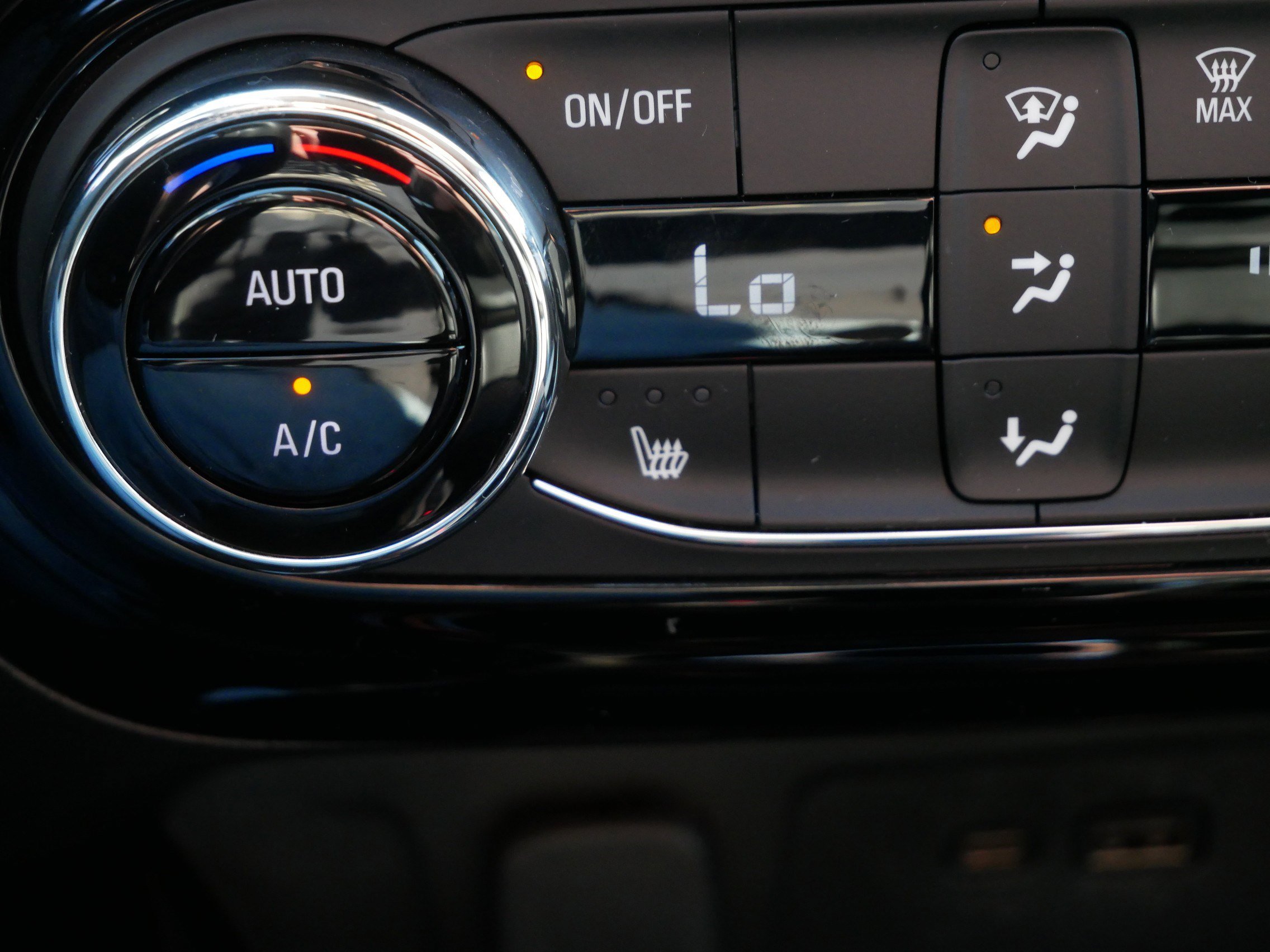 Used 2024 Chevrolet Trax LT w/ Driver Confidence Package image 28