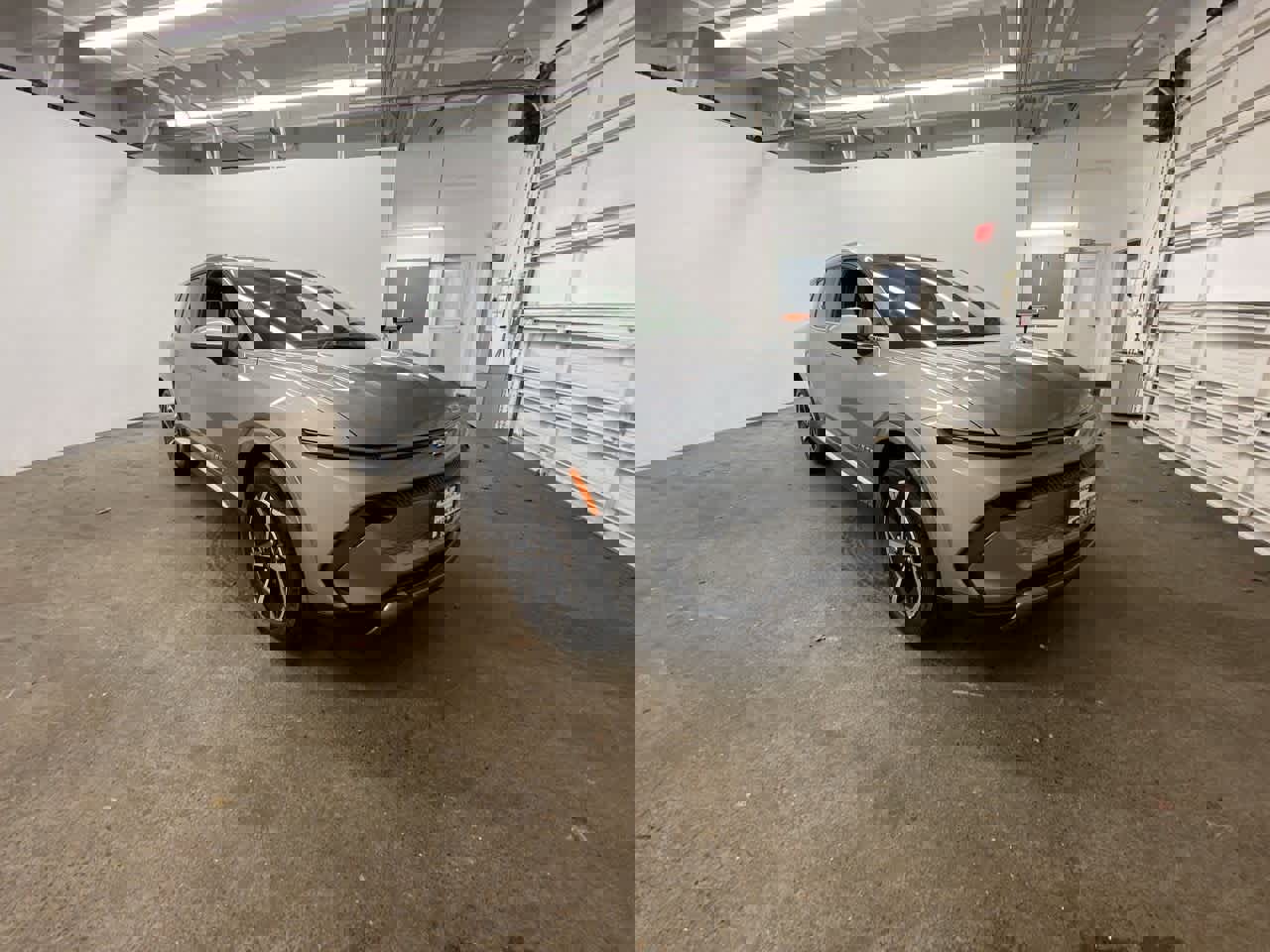 Used 2025 Chevrolet Equinox EV LT w/ Convenience Package image 8