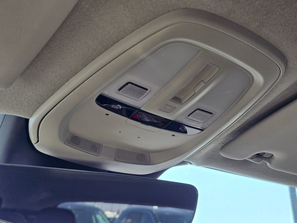 Used 2023 Volvo XC40 B5 Plus image 33