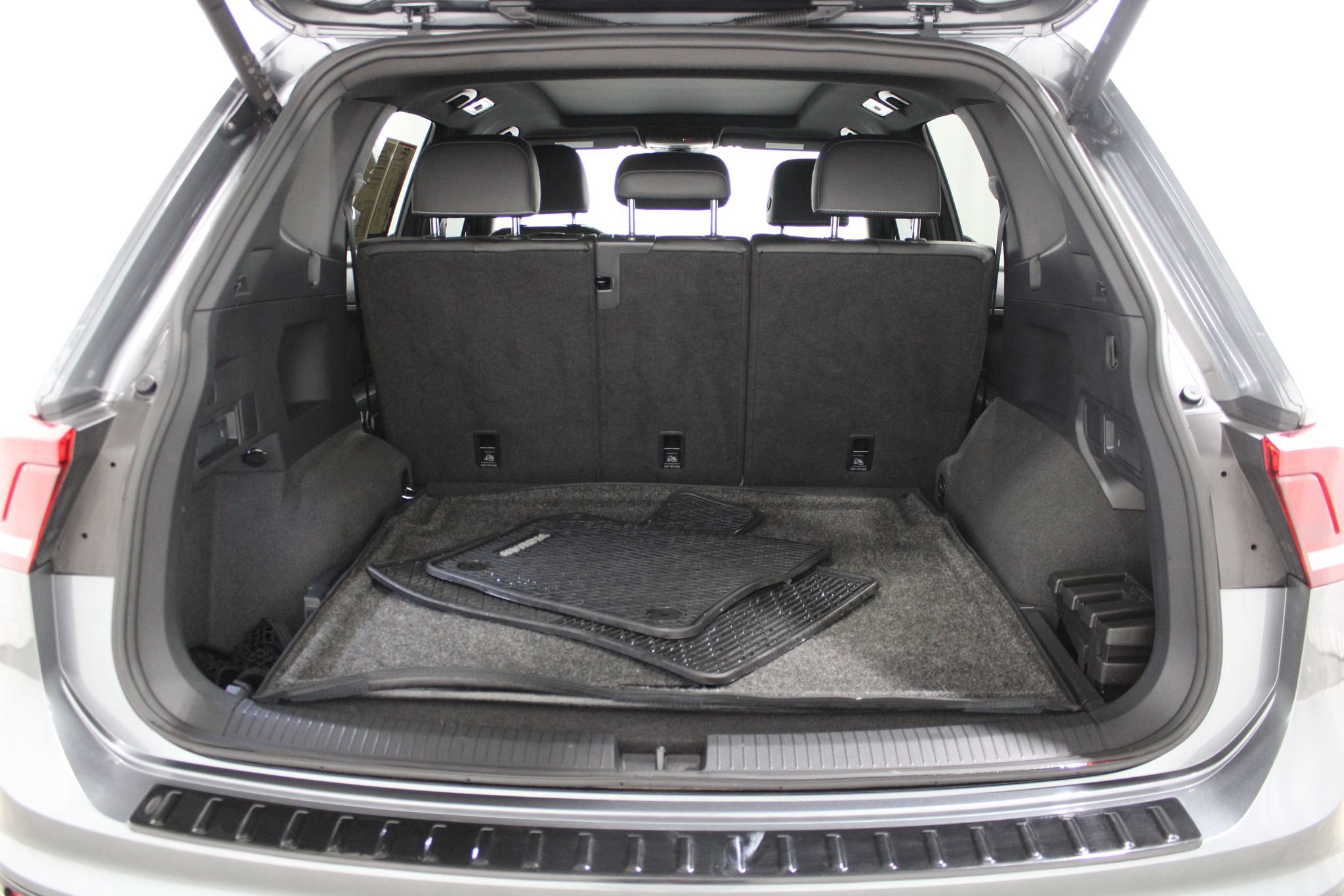 Used 2024 Volkswagen Tiguan SE R-Line AWD/4WD image 19
