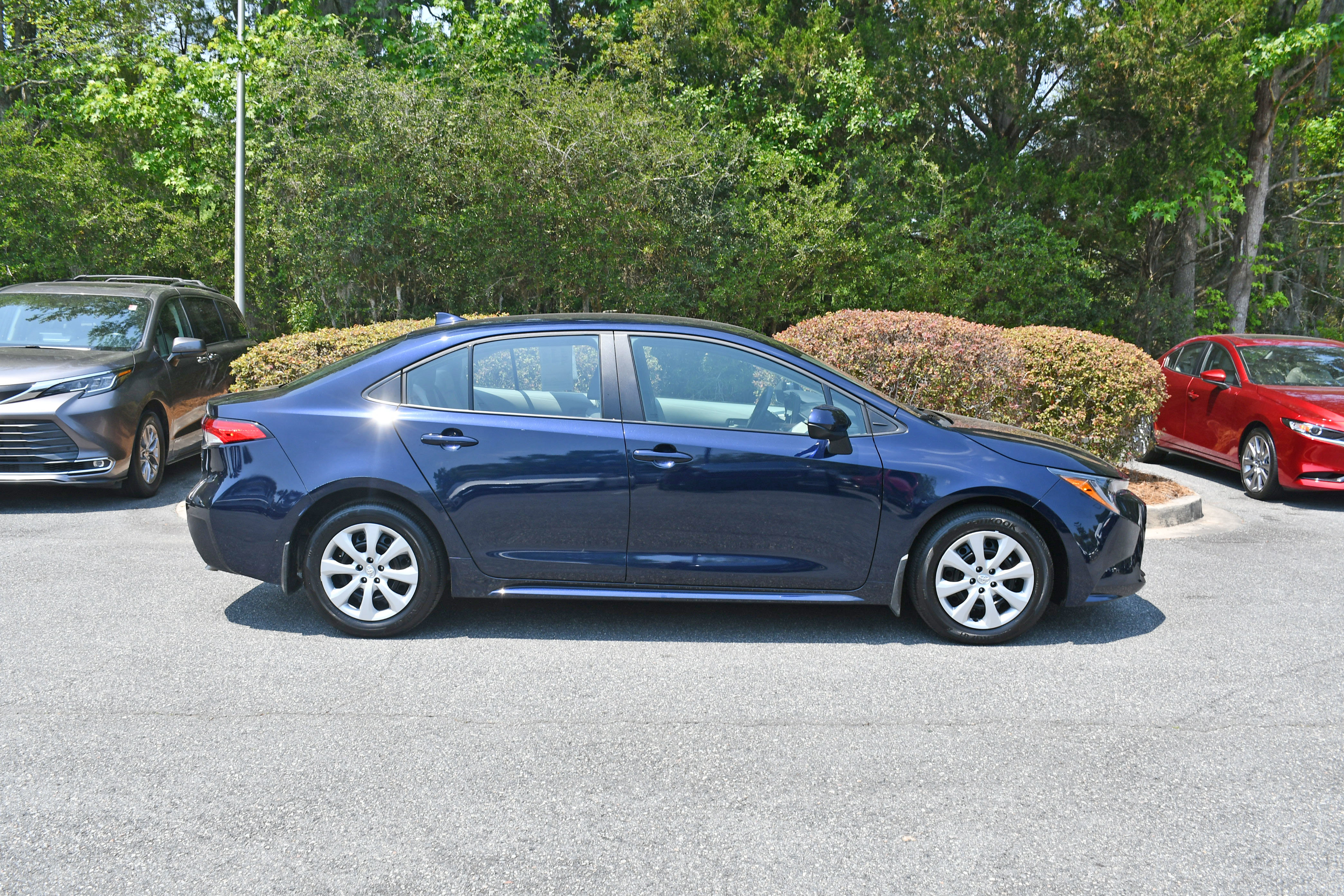 Used 2025 Toyota Corolla LE FWD image 5