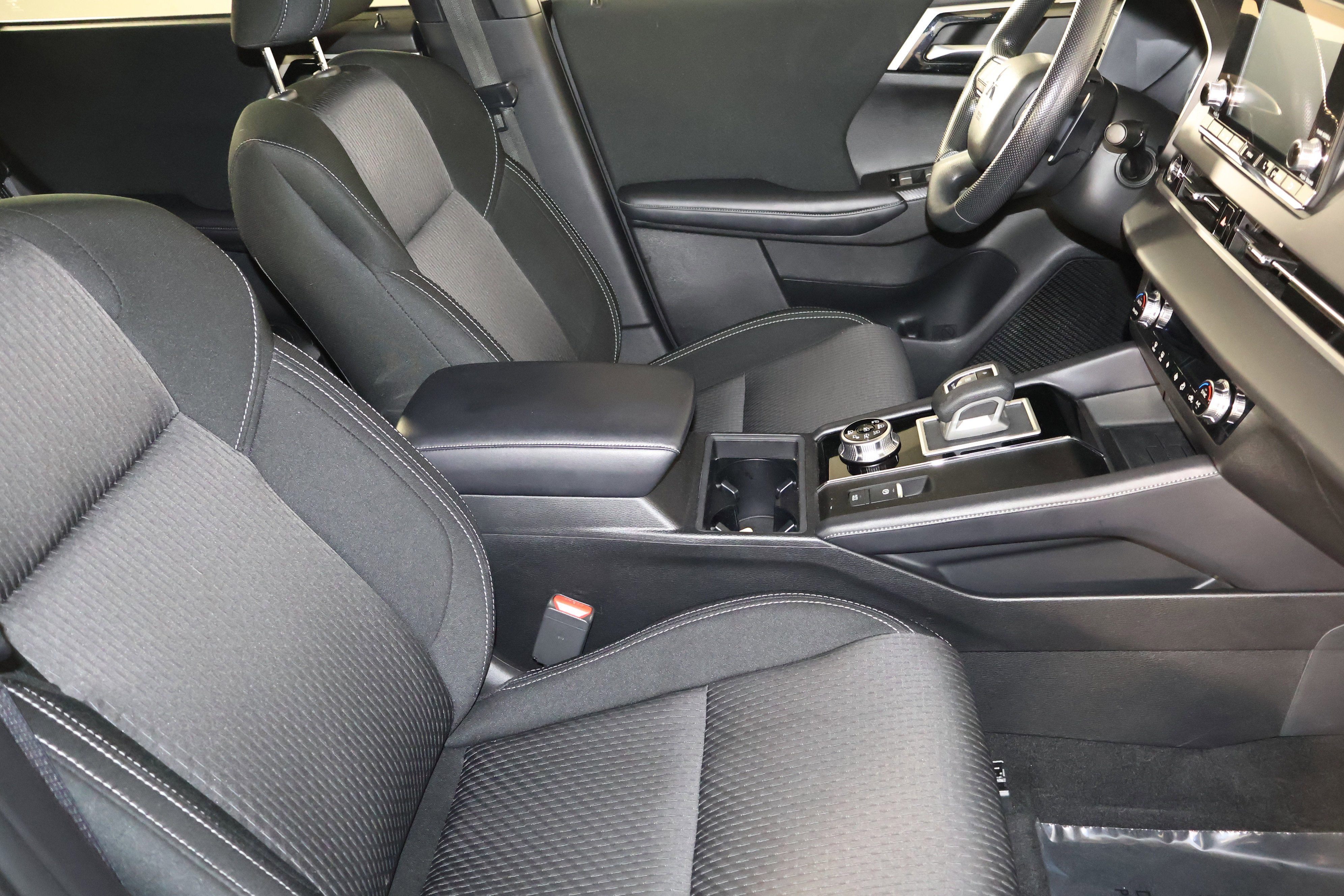 Used 2024 Mitsubishi Outlander ES image 40