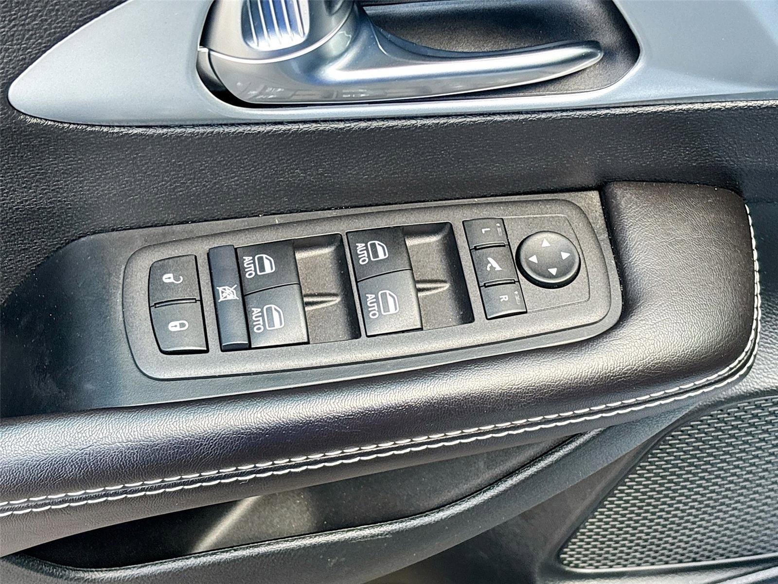 Used 2026 Chrysler Pacifica Limited FWD image 18