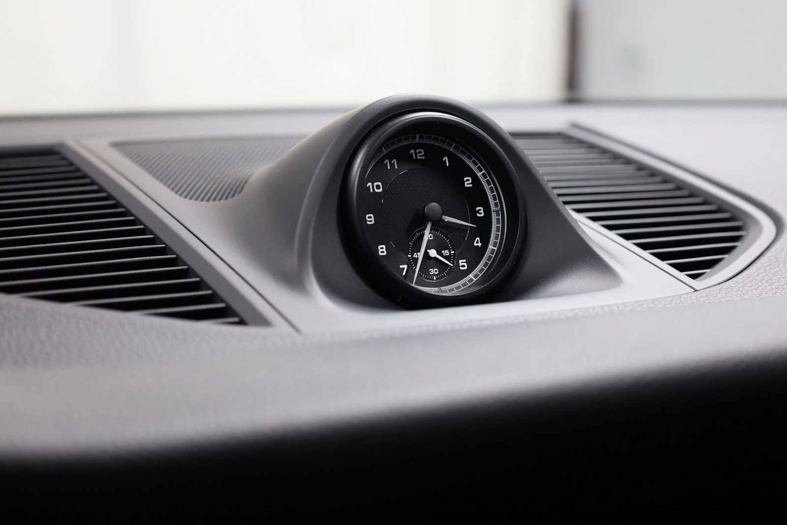 Certified 2025 Porsche Macan image 18