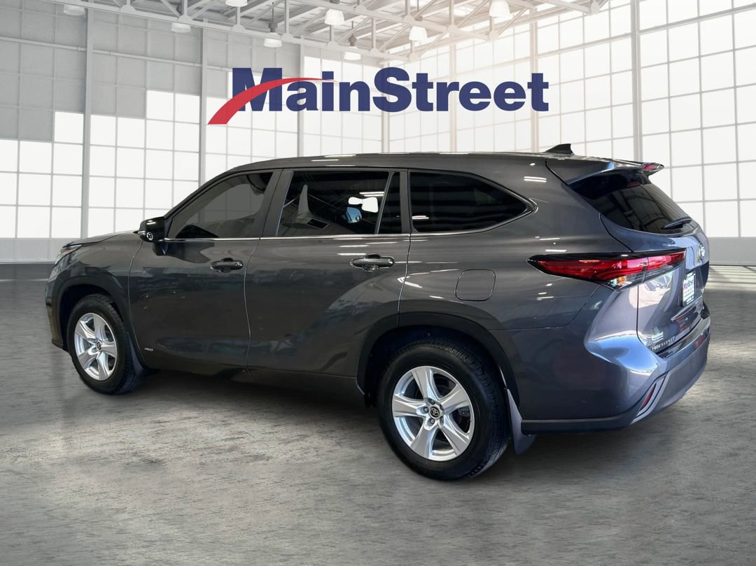 Used 2023 Toyota Highlander LE AWD/4WD image 3