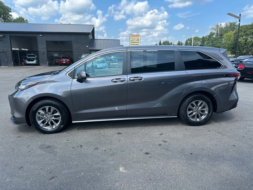 Used 2022 Toyota Sienna LE image 2