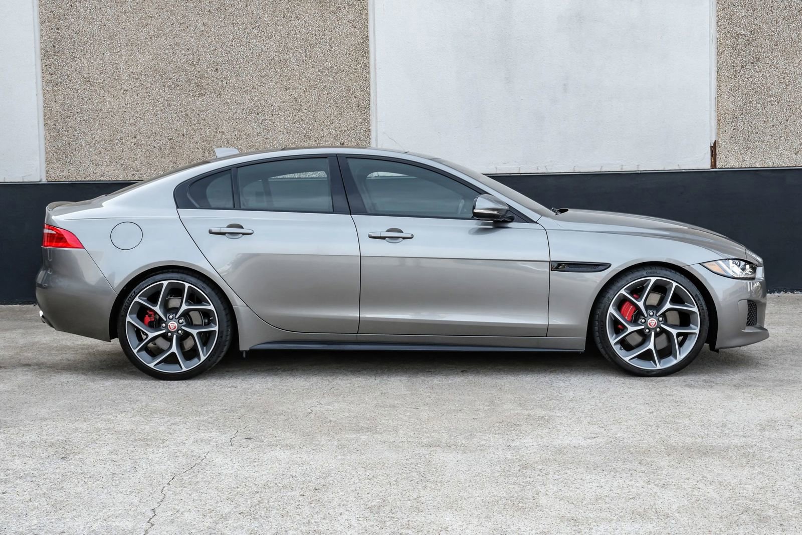 Used 2019 Jaguar XE S image 8