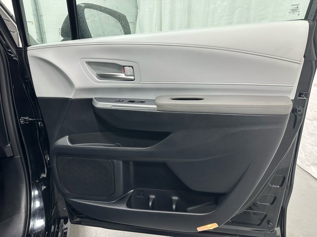 Used 2025 Toyota Sienna XLE image 62
