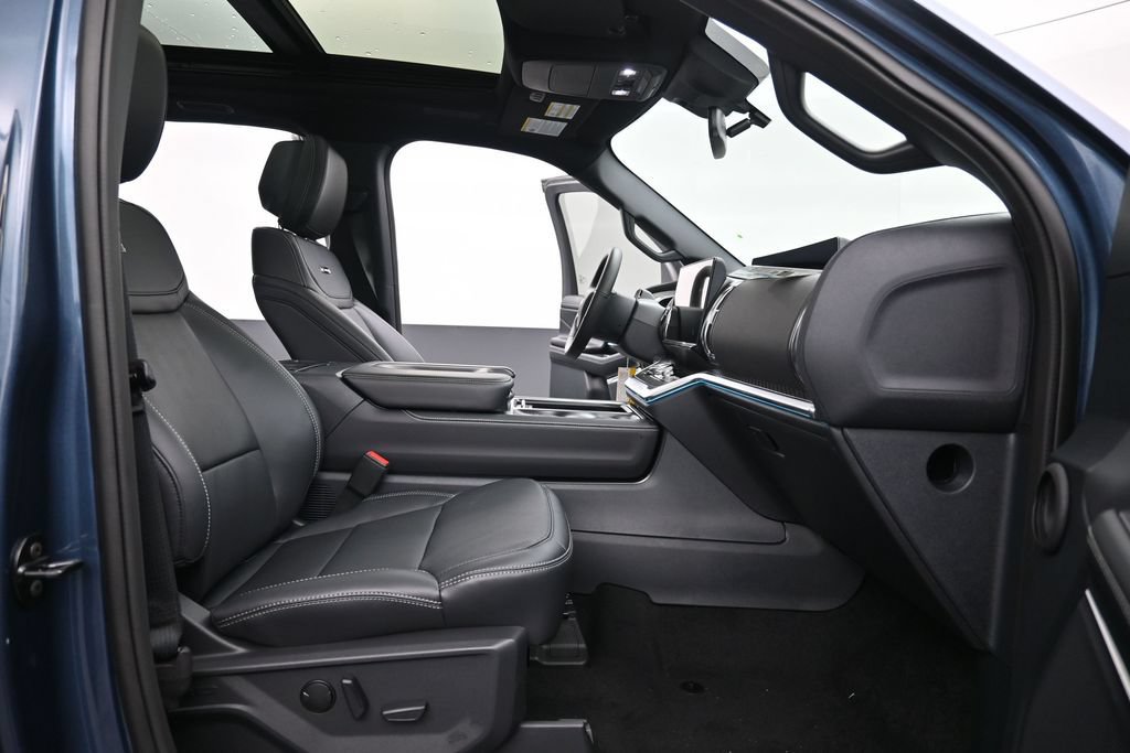 New 2027 Ford Expedition Platinum w/ Stealth Appearance Package RWD image 27