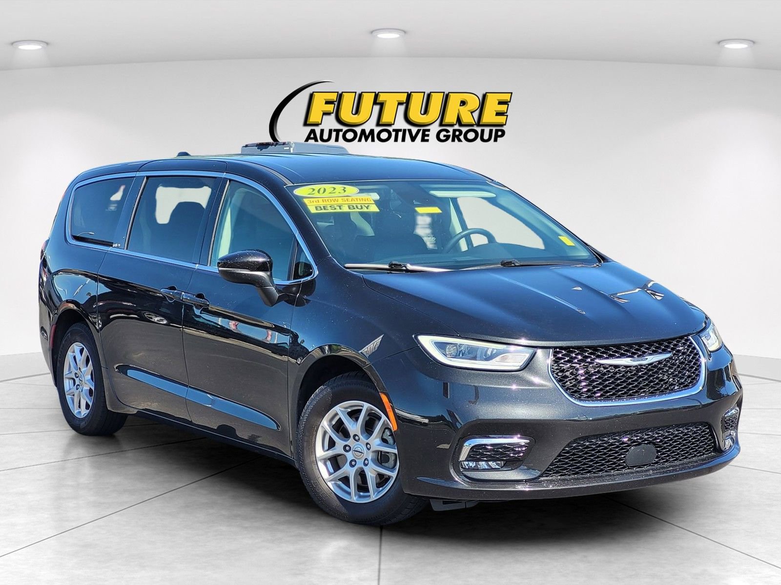 Used 2023 Chrysler Pacifica Touring-L FWD image 1