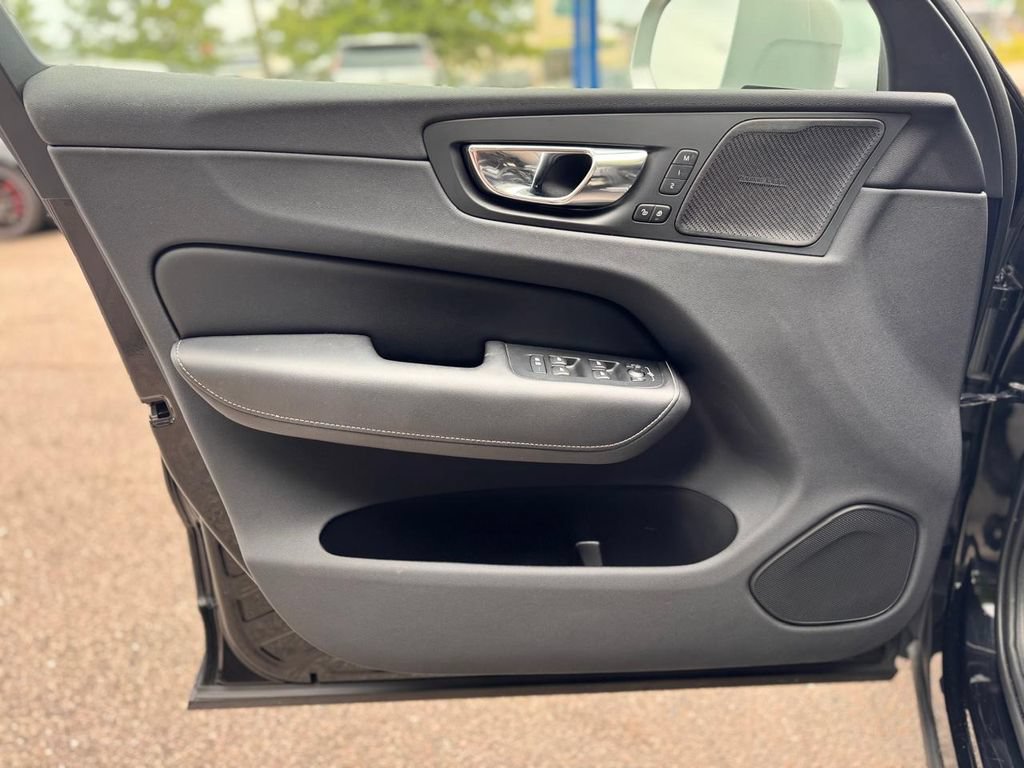 Used 2019 Volvo XC60 T6 R-Design w/ Protection Package AWD/4WD image 12