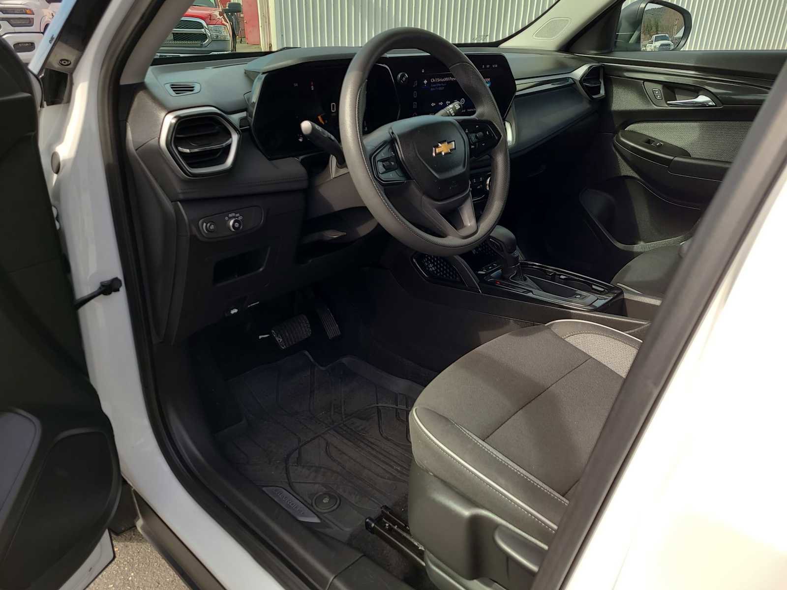 Used 2025 Chevrolet TrailBlazer LS w/ LS Convenience Package image 10