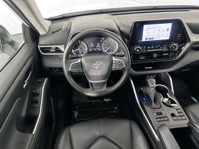 Used 2023 Toyota Highlander XLE AWD/4WD image 11