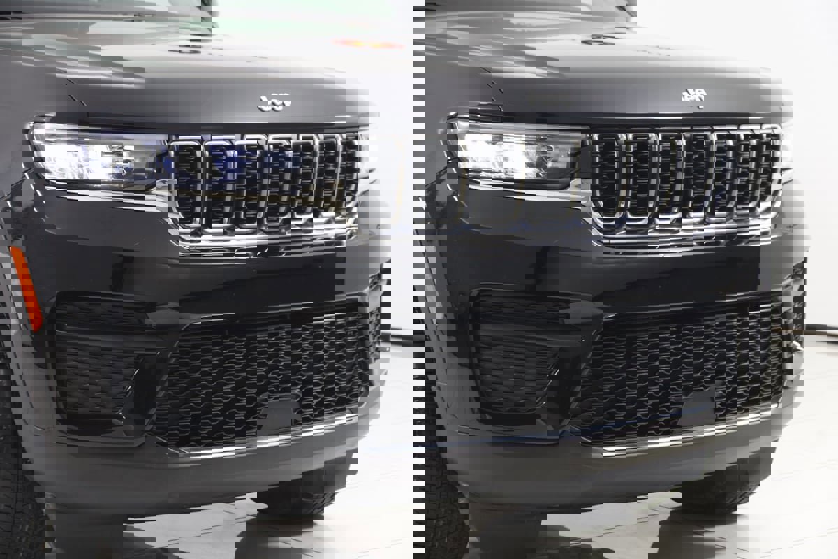 Used 2023 Jeep Grand Cherokee Laredo X image 36