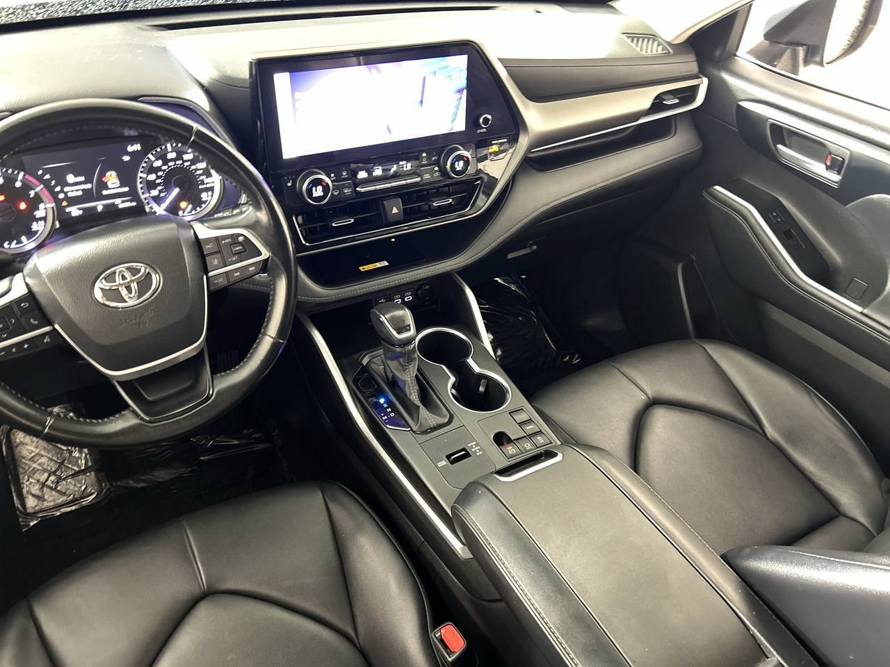 Used 2023 Toyota Highlander XLE FWD image 24