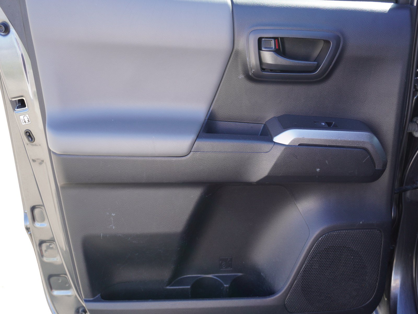 Used 2018 Toyota Tacoma SR5 RWD image 13