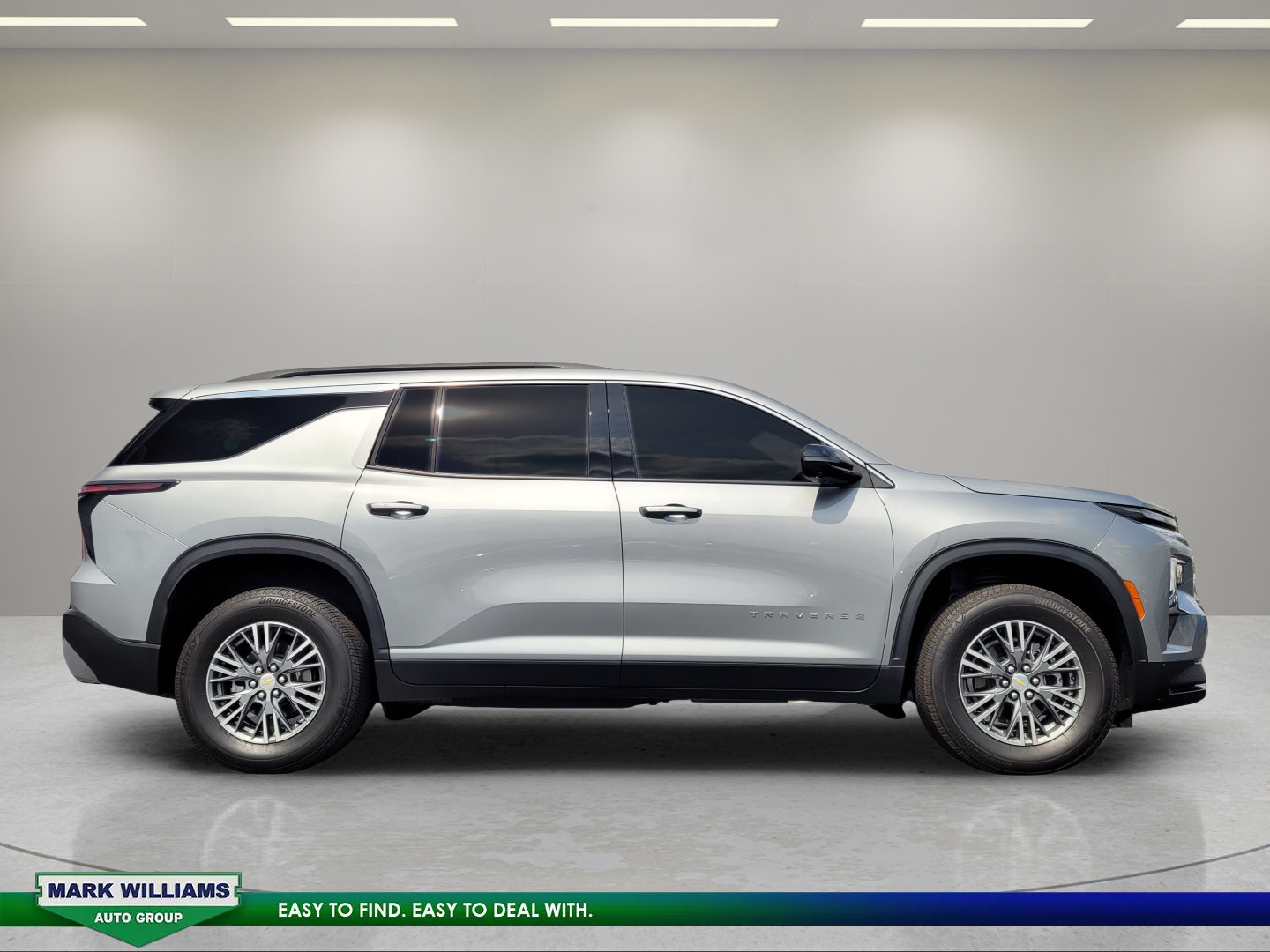 Used 2025 Chevrolet Traverse LT w/ Driver Confidence Package FWD image 2