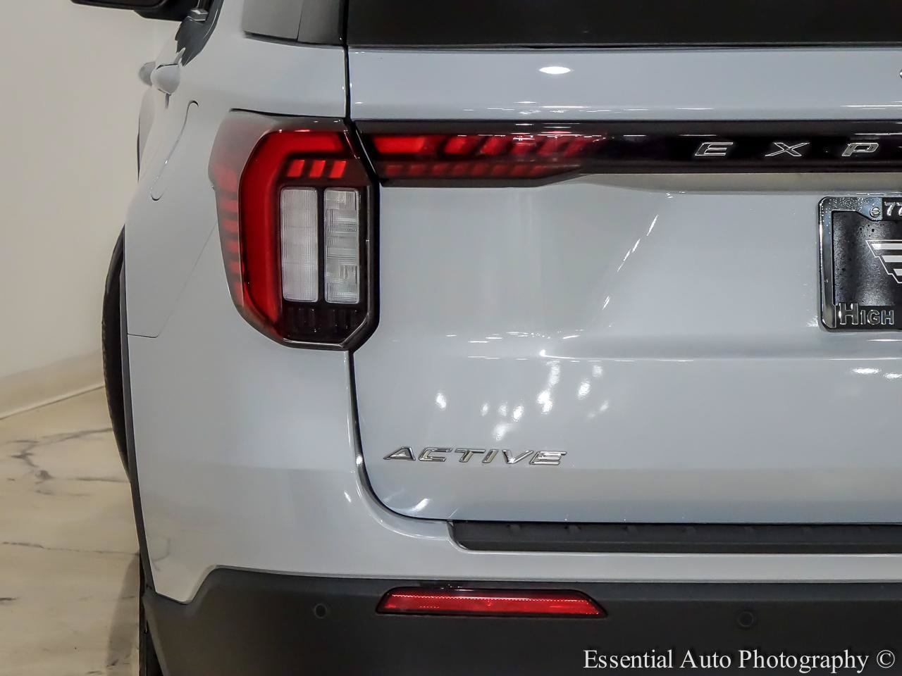 Used 2025 Ford Explorer Active AWD/4WD image 8