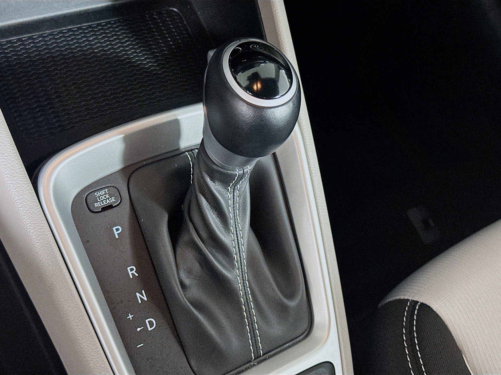 Used 2025 Hyundai Venue SEL image 24