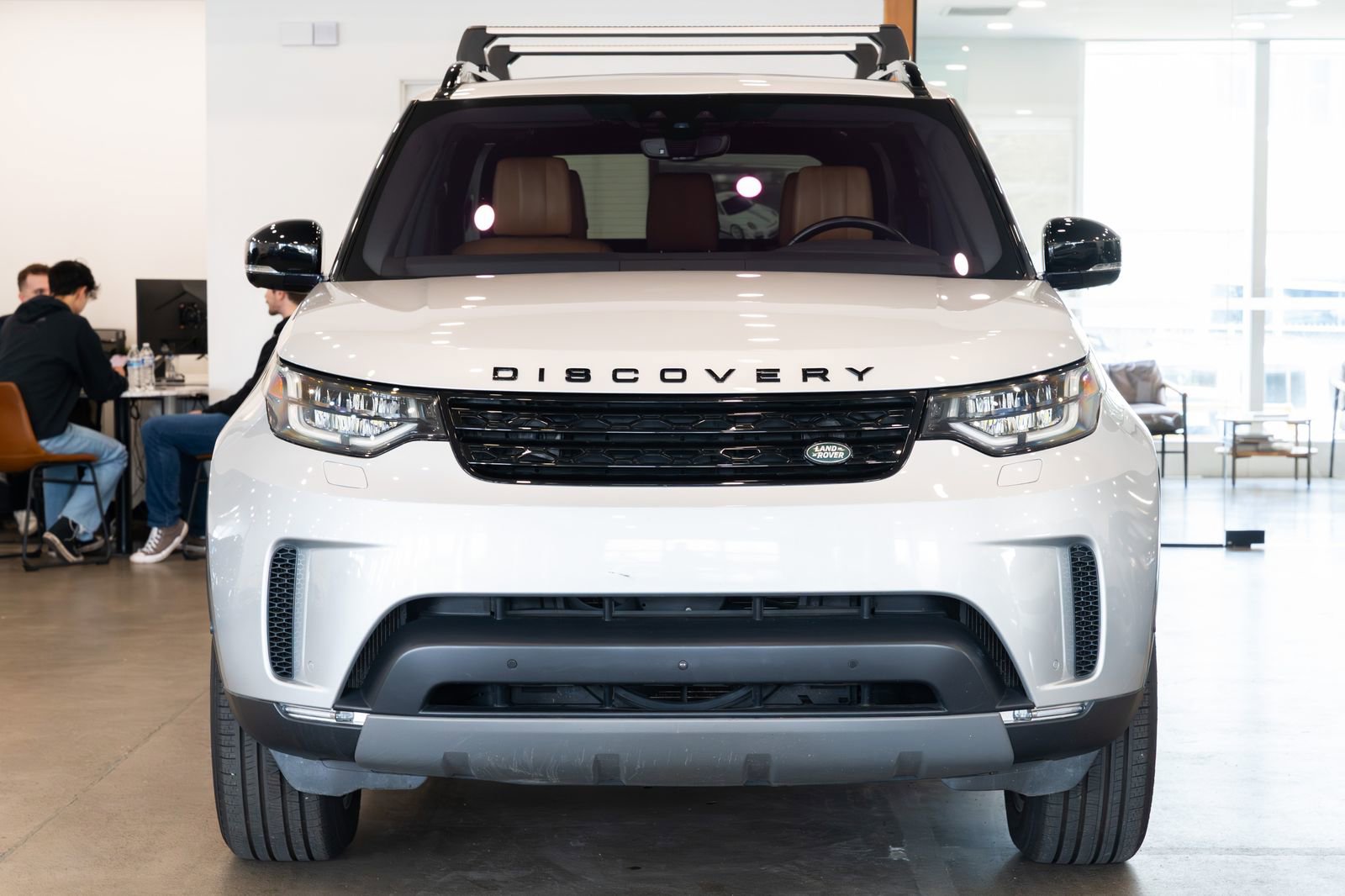 Used 2018 Land Rover Discovery HSE Luxury AWD/4WD image 2