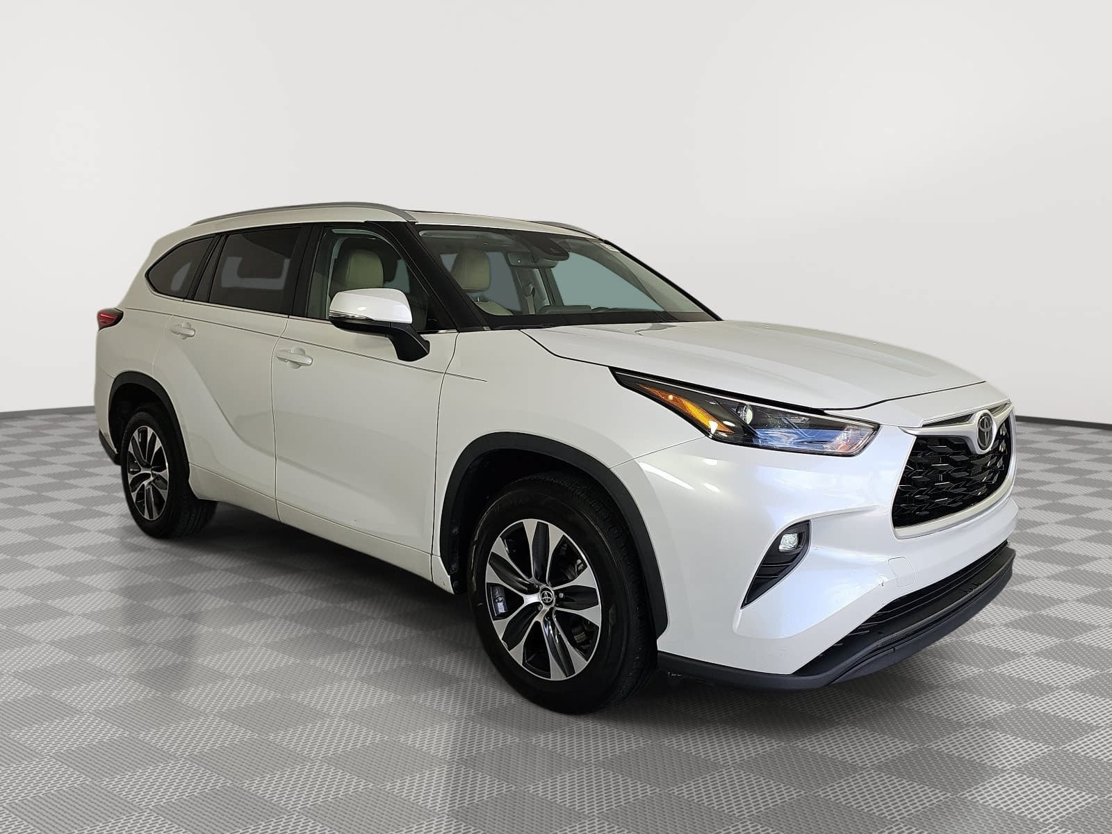 Used 2023 Toyota Highlander XLE FWD image 2