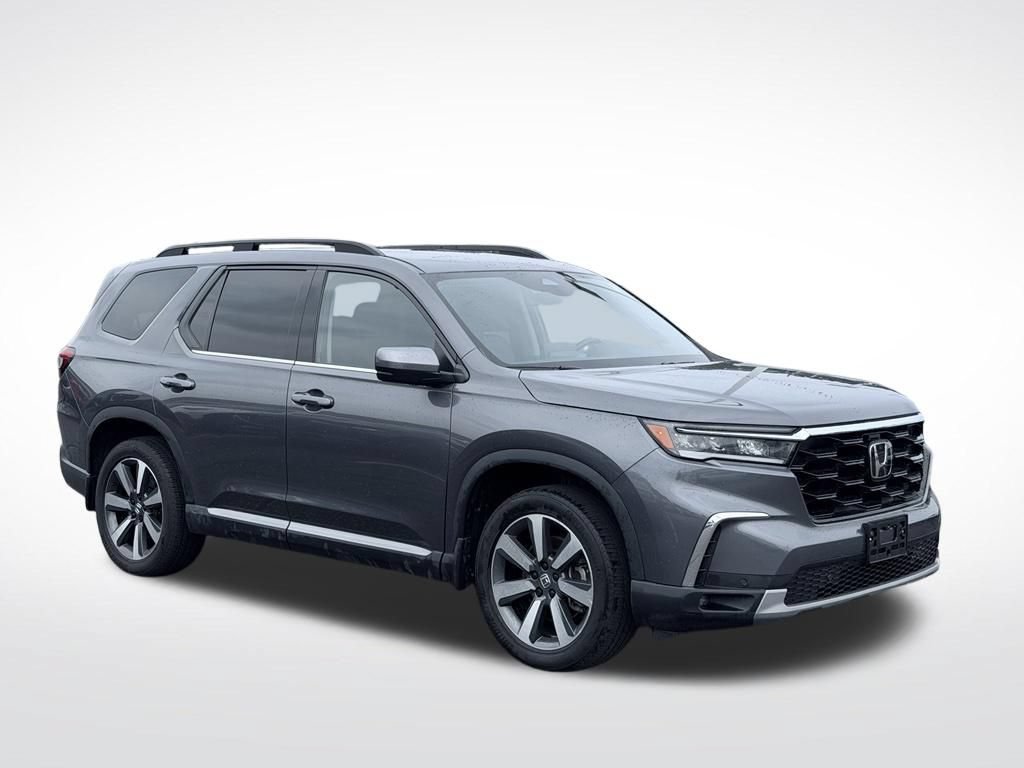 Used 2025 Honda Pilot Touring image 4
