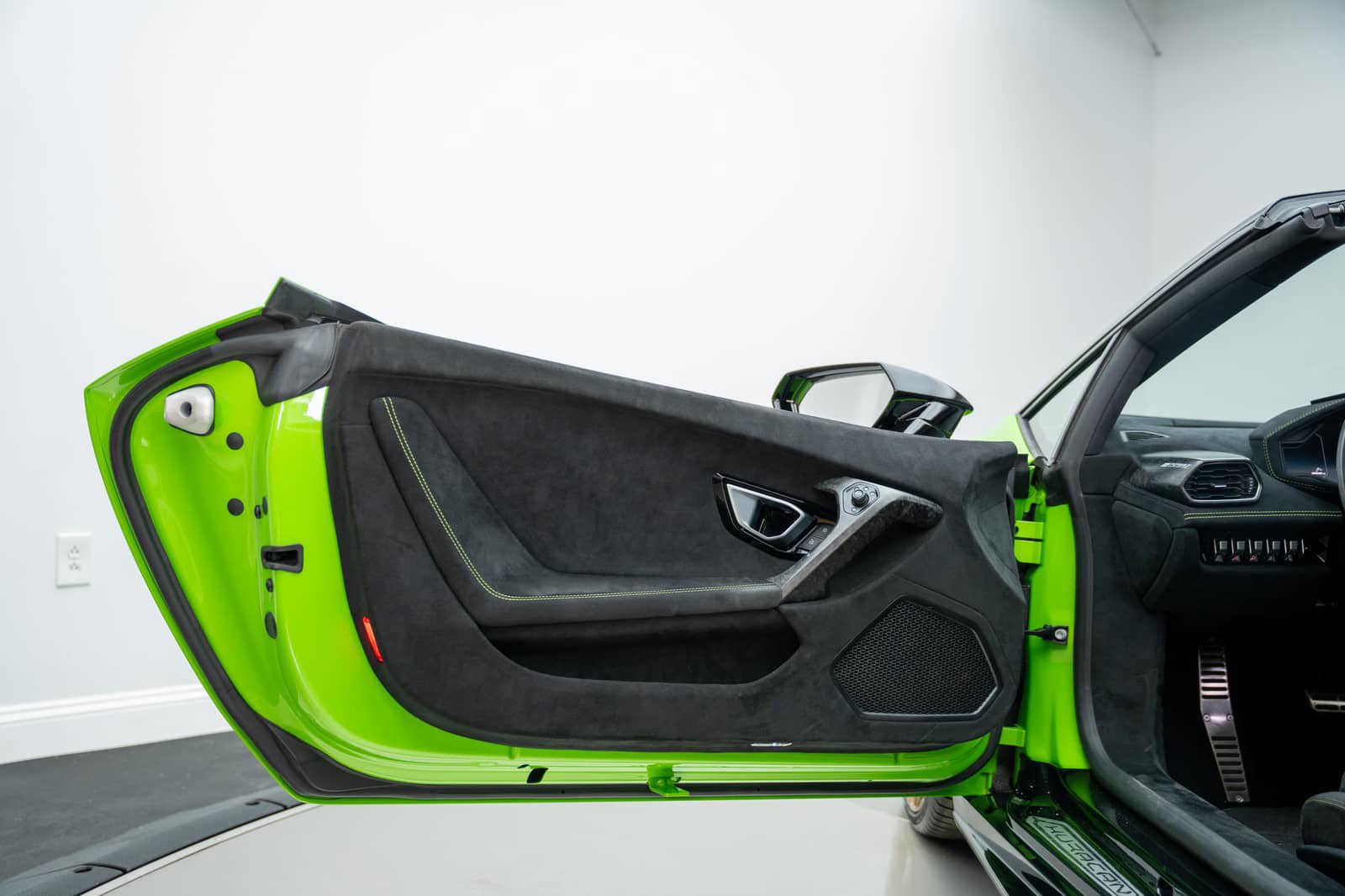 Used 2019 Lamborghini Huracan Performante AWD/4WD image 25