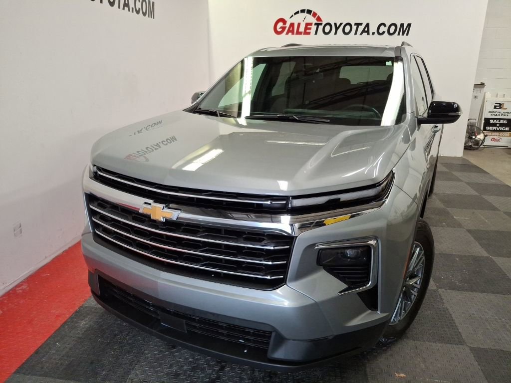 Used 2025 Chevrolet Traverse LT image 3