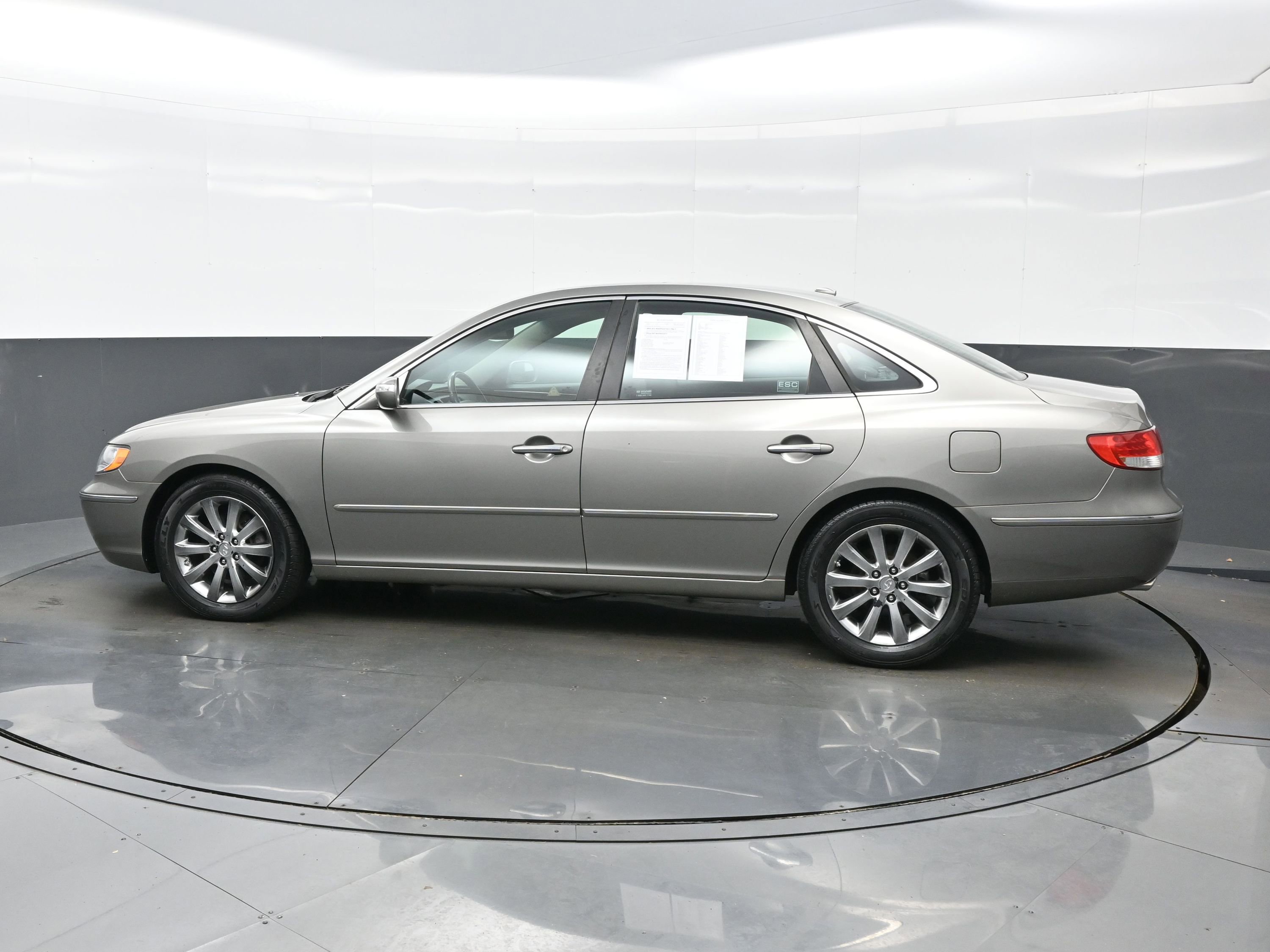 Used 2009 Hyundai Azera Limited w/ Ultimate Navigation Pkg 4 FWD image 3