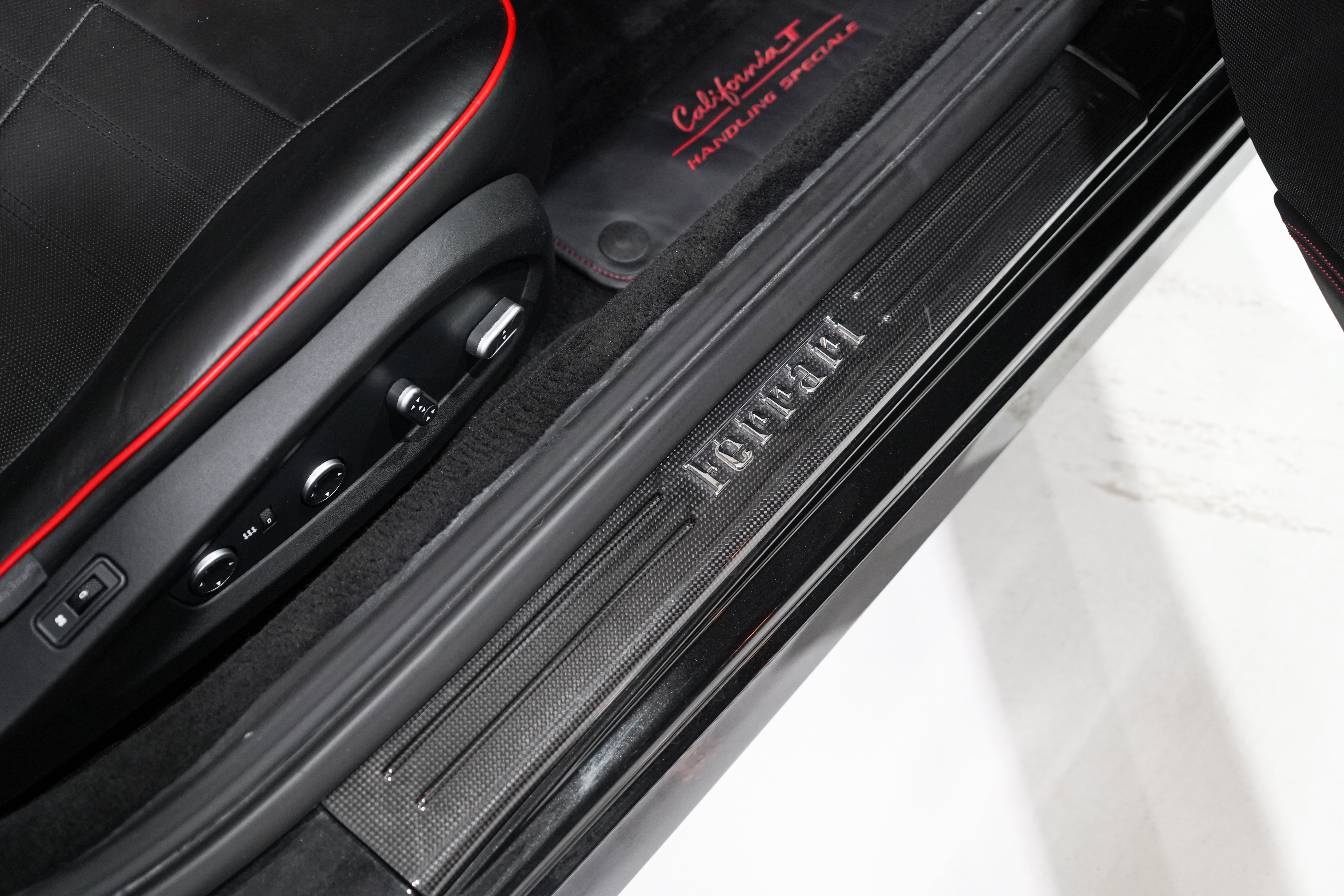 Used 2016 Ferrari California T RWD image 22