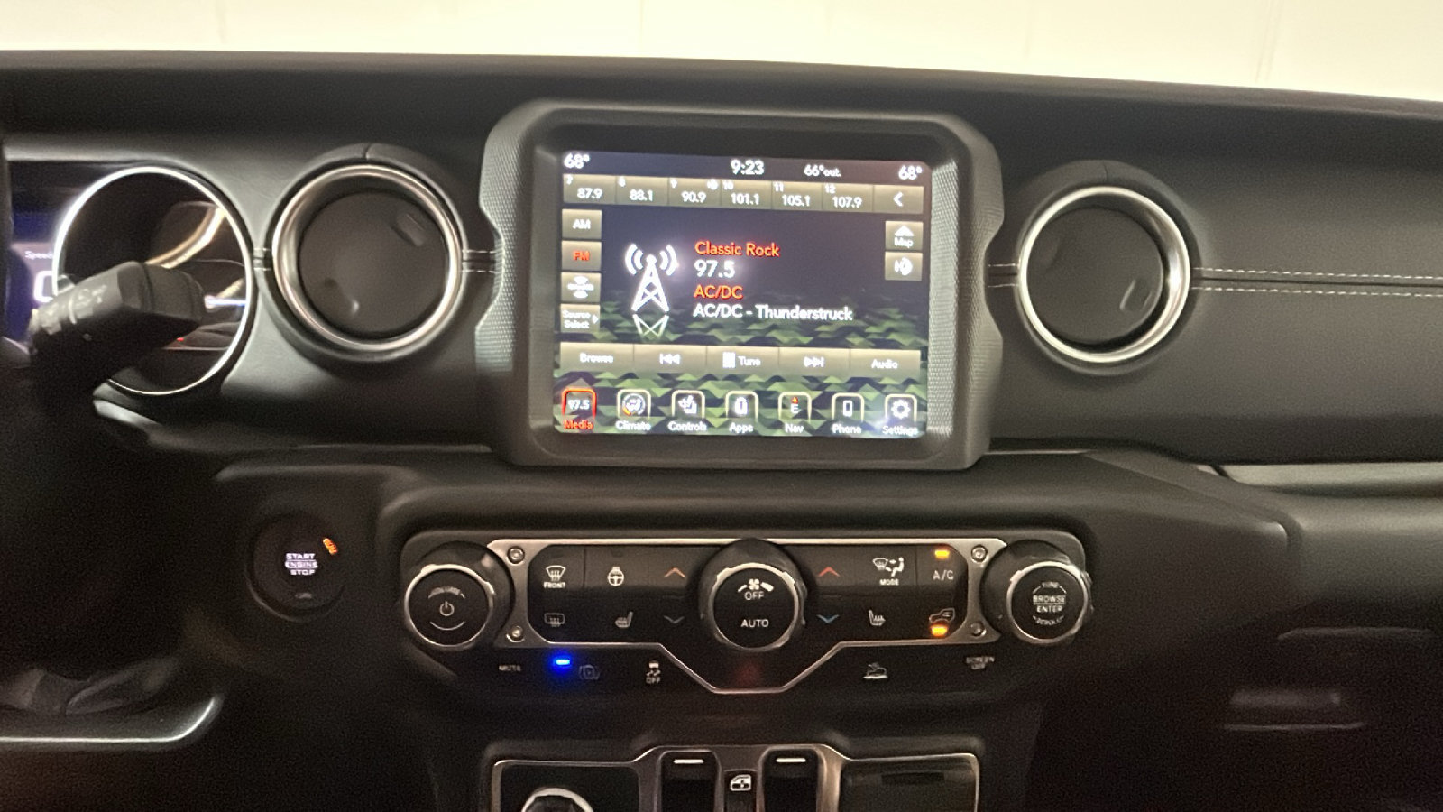 Used 2023 Jeep Wrangler Unlimited Sahara w/ Cold Weather Group AWD/4WD image 27