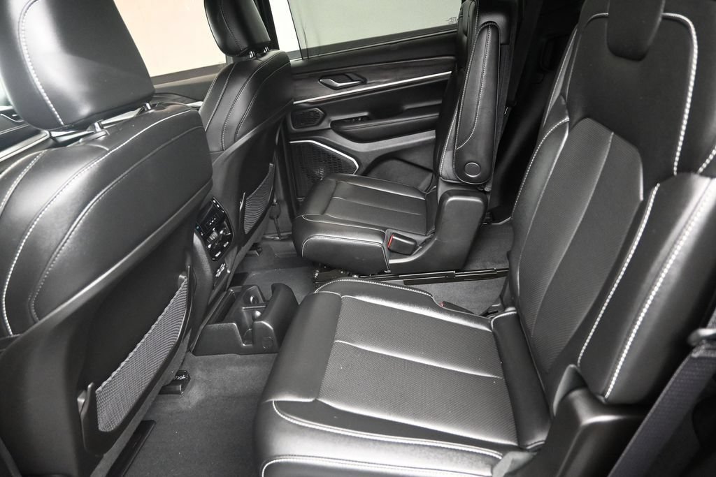 Used 2025 Jeep Grand Cherokee L Limited w/ Luxury Tech Group II RWD image 14